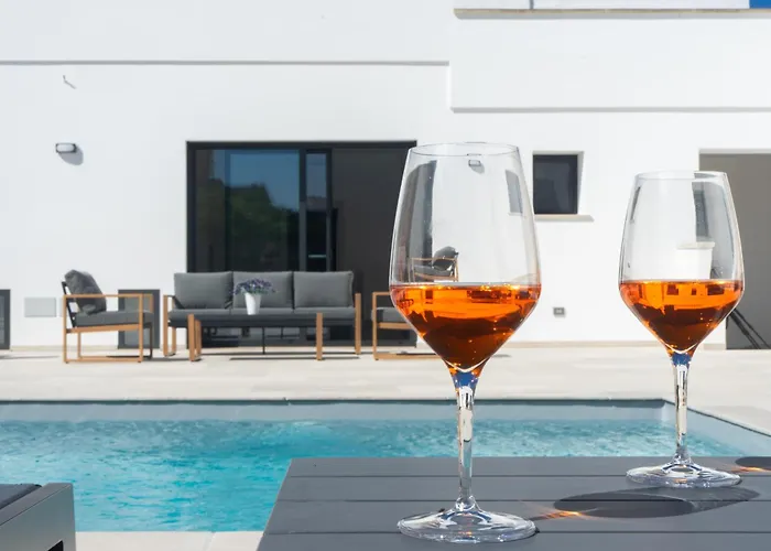 Nara Luxury - Private Pool - 14 Guest Apartment *